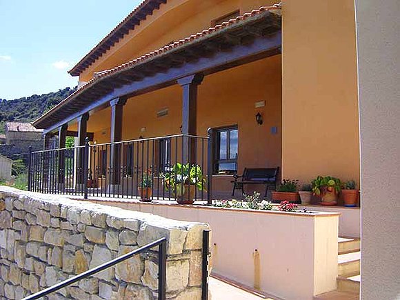 Portico entrada La Posada de Mojares