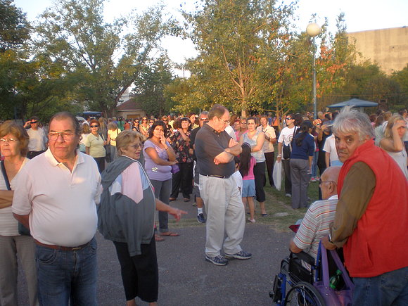 Peregrinos observan la danza del sol