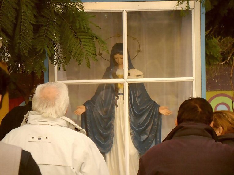 7/06/012 LOS PEREGRINOS VENERAN A LA VIRGEN