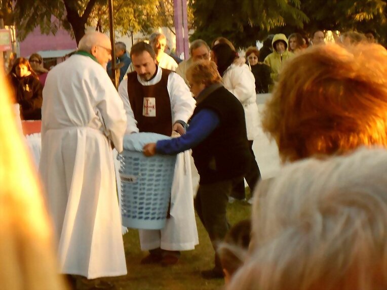 El sacerdote recibe las intenciones escritas