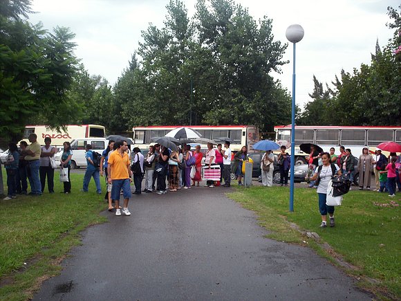 decenas de personas bajo la lluvia, confesión-