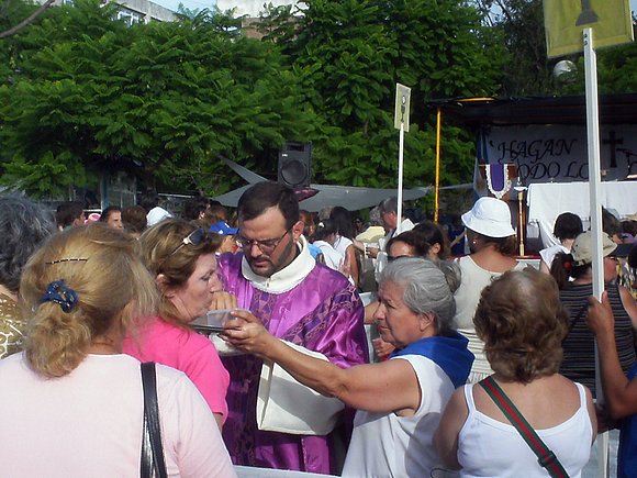 Padre Leonardo distribuyendo la Comunión.