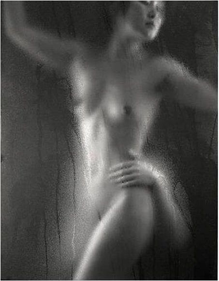UNA MUJER DESNUDA ES