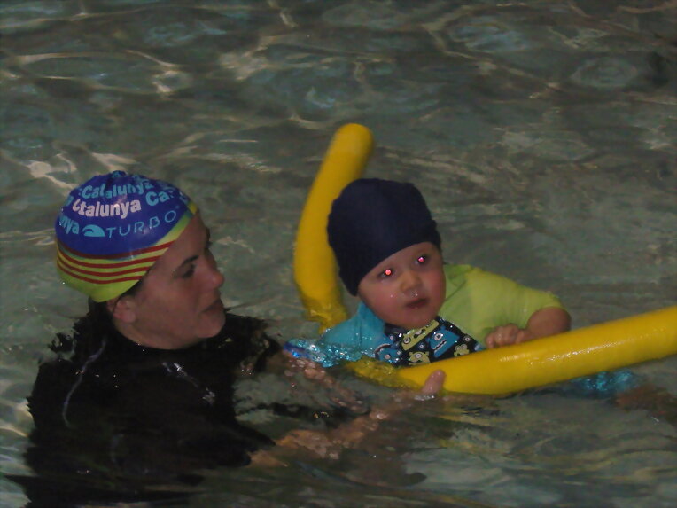 Samuel en la piscina!!!