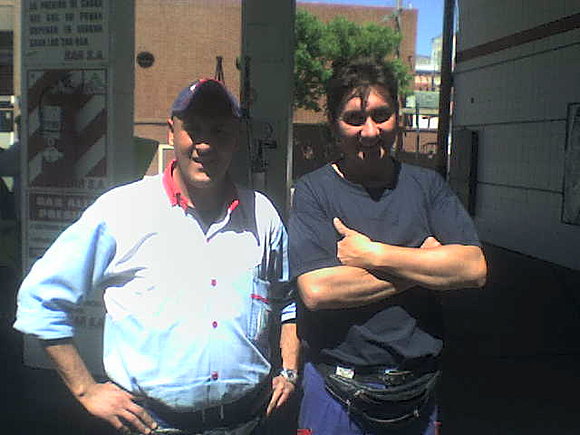 con un amigo