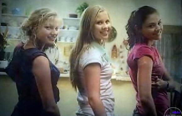 pose,cleo emma y rikki