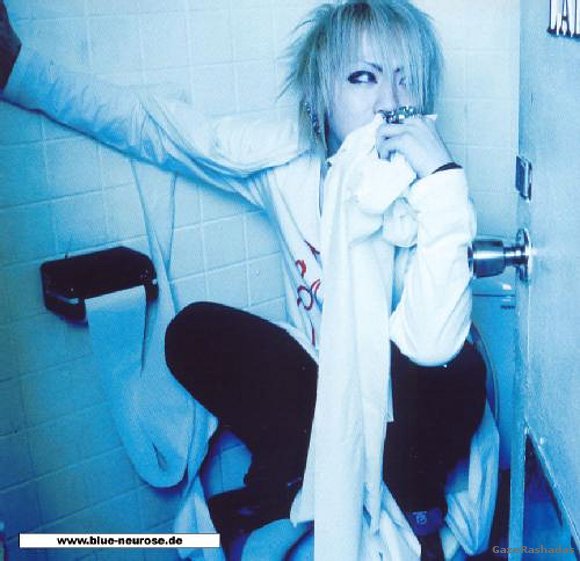 asdasdasdas mi ruki... en el baño!!! *¬* XD!
