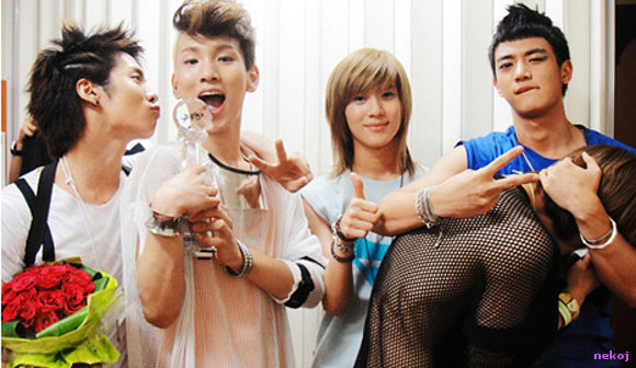 Shinee despues de recibir un premio