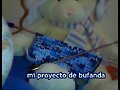 mi peluche me ayuda a acer la bufanda xD