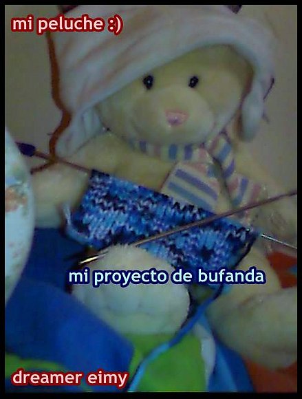 mi peluche me ayuda a acer la bufanda xD
