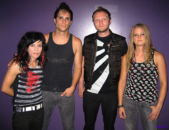 Skillet- Susurros en la oscuridad