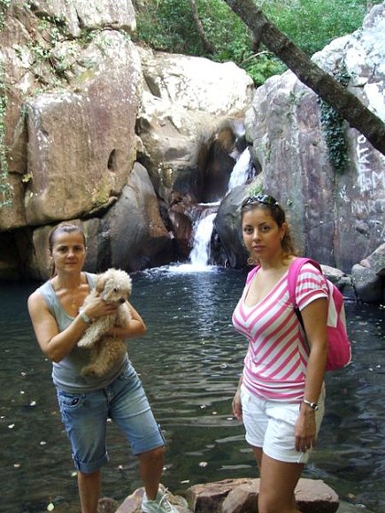 mi mami, lola y yo en la cascada