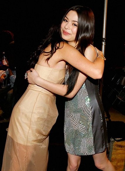 Selena Gomez y Miranda Cosgroove abrasadas