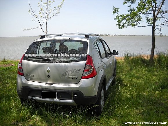 Sandero Stepway Luxe frente a Laguna de Chascomus