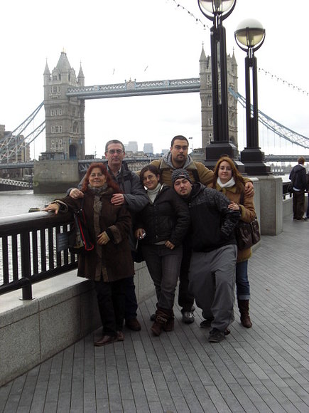 La familia hostelera y el puente