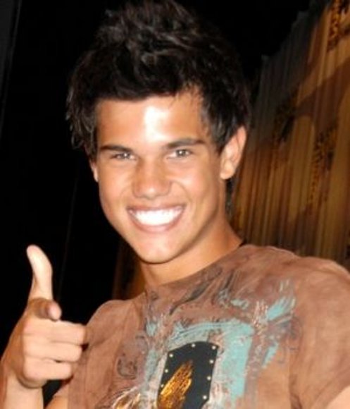 TAYLOR LAUTNER SONRIENTE COMO SIEMPRE