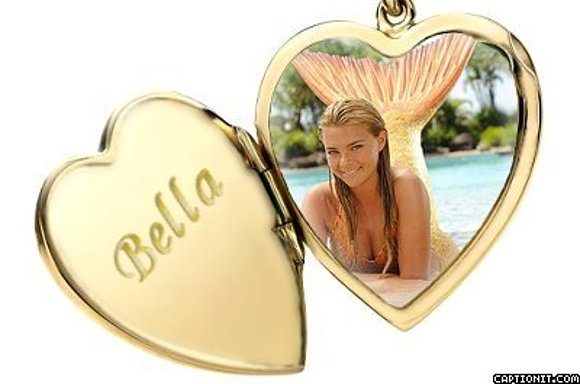 Bella en el colgante corazón!