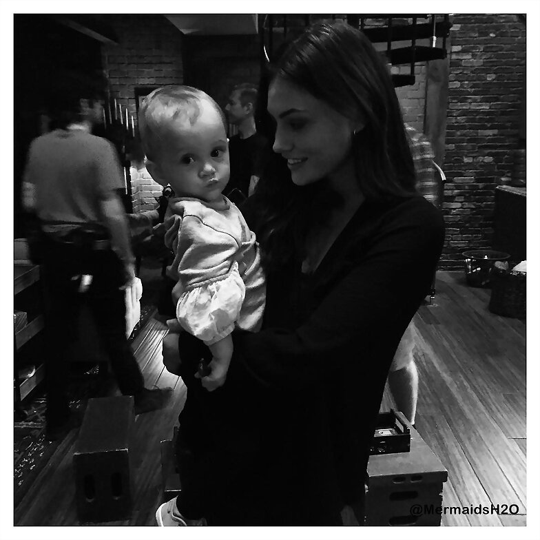 Behind the scenes Phoebe Tonkin en The Originals
