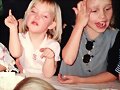 Claire Holt con su hermana de peque&ntilde;a