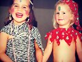 Claire Holt con su hermana de peque&ntilde;a