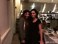 Phoebe Tonkin con una fan
