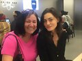Phoebe Tonkin con una fan en el App Store