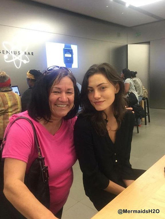 Phoebe Tonkin con una fan en el App Store