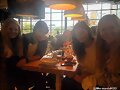Phoebe Tonkin y su novio Paul Wesley con fans