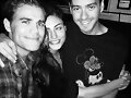 Phoebe Tonkin y su novio Paul Wesley con un amigo