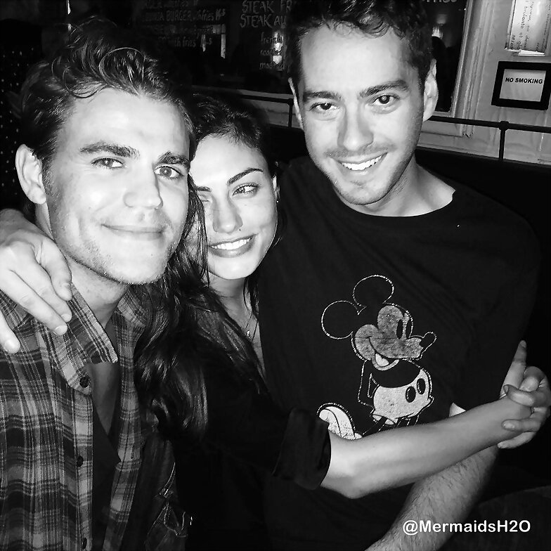 Phoebe Tonkin y su novio Paul Wesley con un amigo