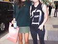 Phoebe Tonkin con una fan