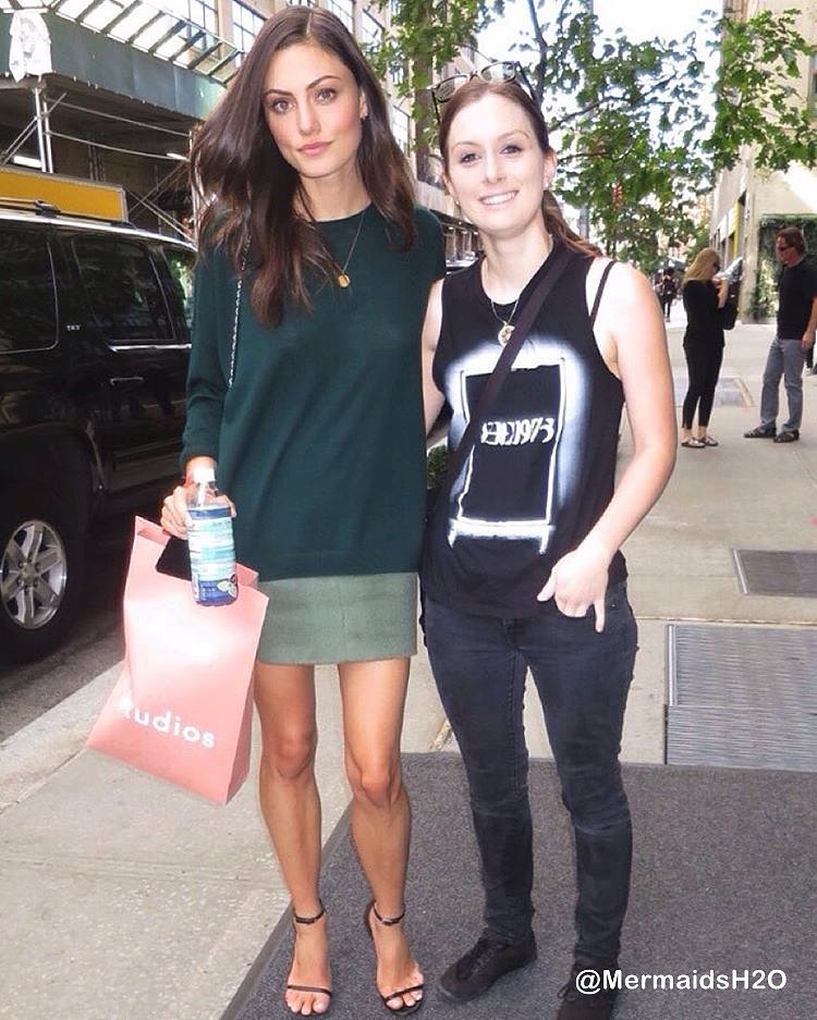 Phoebe Tonkin con una fan