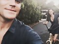 Phoebe Tonkin con su novio Paul Wesley
