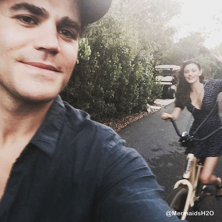 Phoebe Tonkin con su novio Paul Wesley