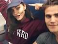 Phoebe Tonkin con su novio Paul Wesley