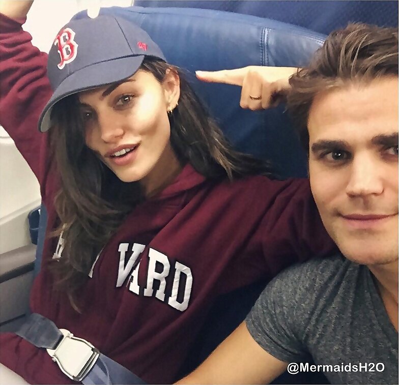 Phoebe Tonkin con su novio Paul Wesley