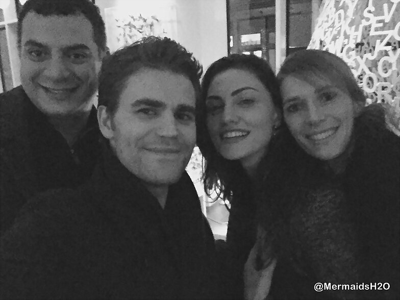 Phoebe Tonkin y su novio Paul Wesley en New York