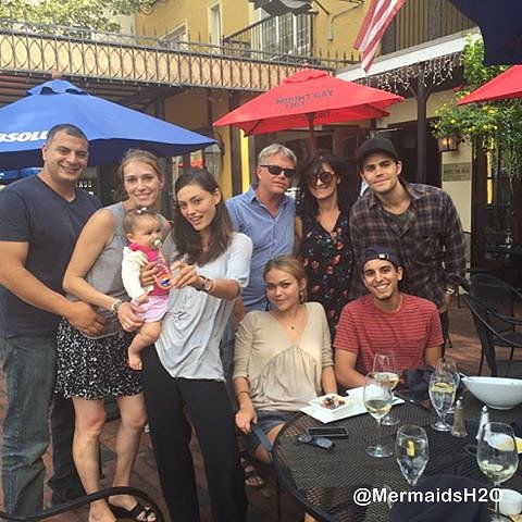Phoebe Tonkin y novio Paul Wesley con su familia