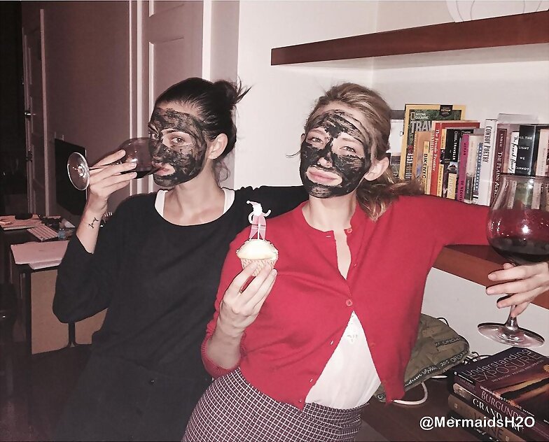 Phoebe Tonkin con su novio cena amigos en New York