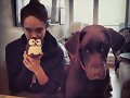 Allie Bertram y su perro Charles