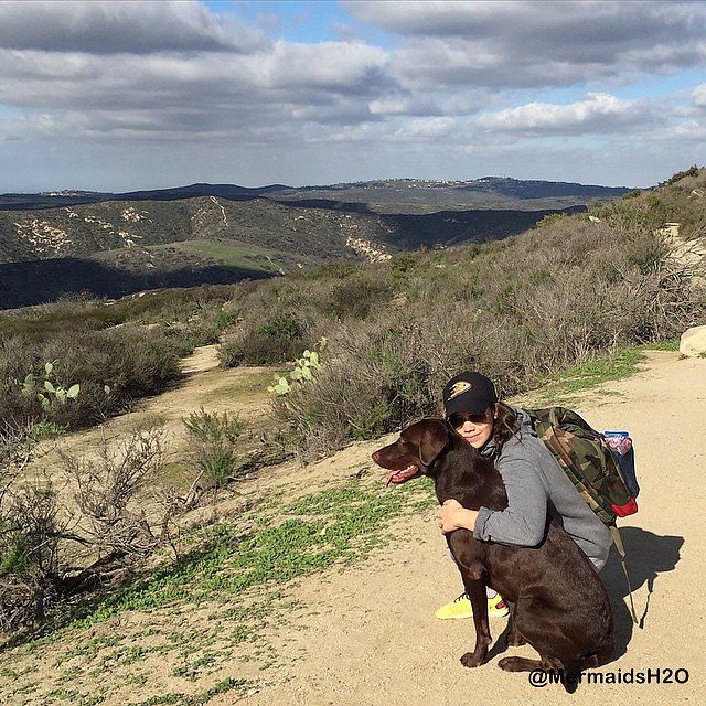 Allie Bertram y su perro Charles