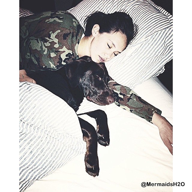Allie Bertram y su perro Charles
