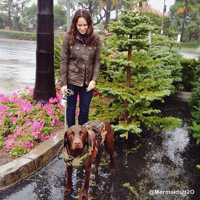 Allie Bertram y su perro Charles