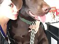 Allie Bertram y su perro Charles