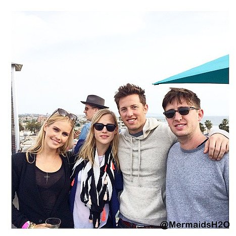 Claire Holt con su hermana y novio Matt Kaplan