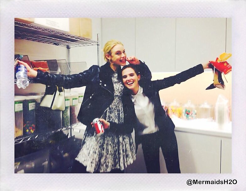 Lucy Fry y Zoey Deutch - Buzzfeed 2014