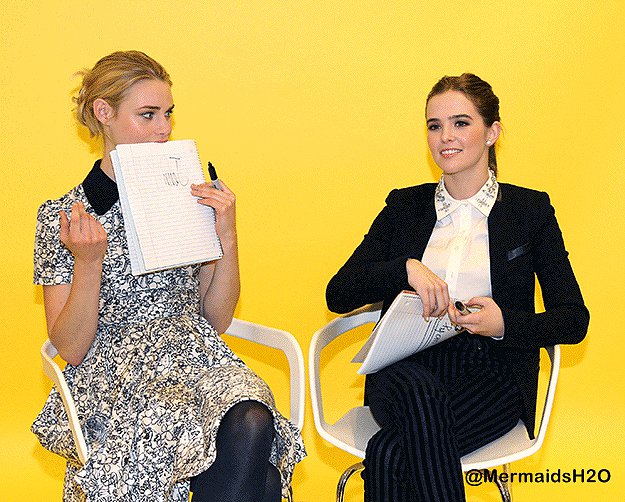 Lucy Fry y Zoey Deutch - Buzzfeed 2014