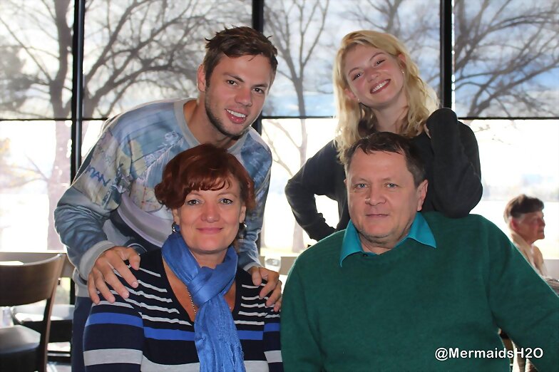 Cariba Heine con su hermano y sus padres