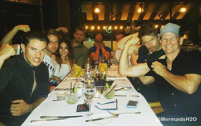 Luke Mitchell con su esposa Rebecca Breeds