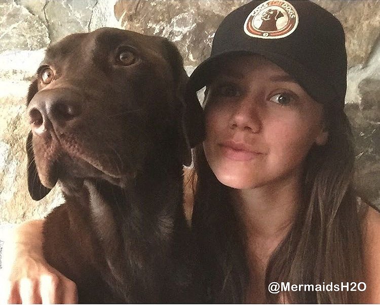 Allie Bertram y su perro Charles